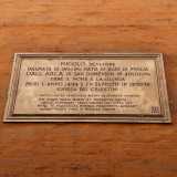 La targa ci conferma le sue origini baresi: �Nicol� scultore dalmata di origine nato in Bari di Puglia dall�Arca di San Domenico in Bologna ebbe il nome e la gloria. Mor� l�anno 1494 e fu sepolto in questa Chiesa dei Celestini�